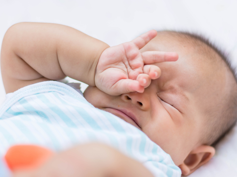 Bambini Che Si Strofinano Gli Occhi