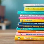 Libri per bambini sull'autismo impilati colorati